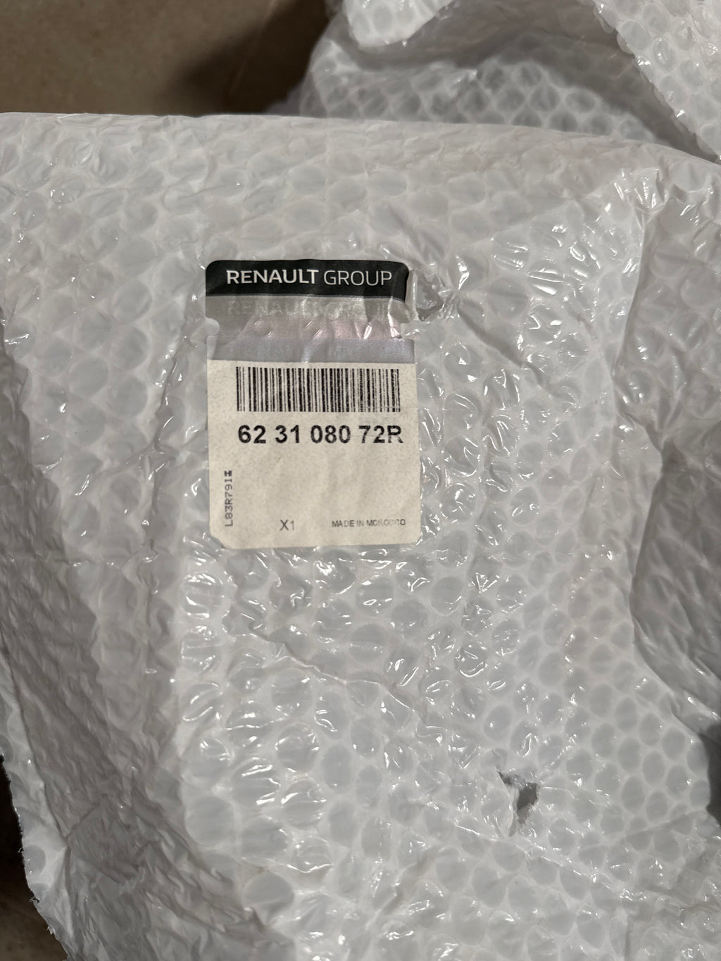 623108072R: Griglia superiore Sandero 1