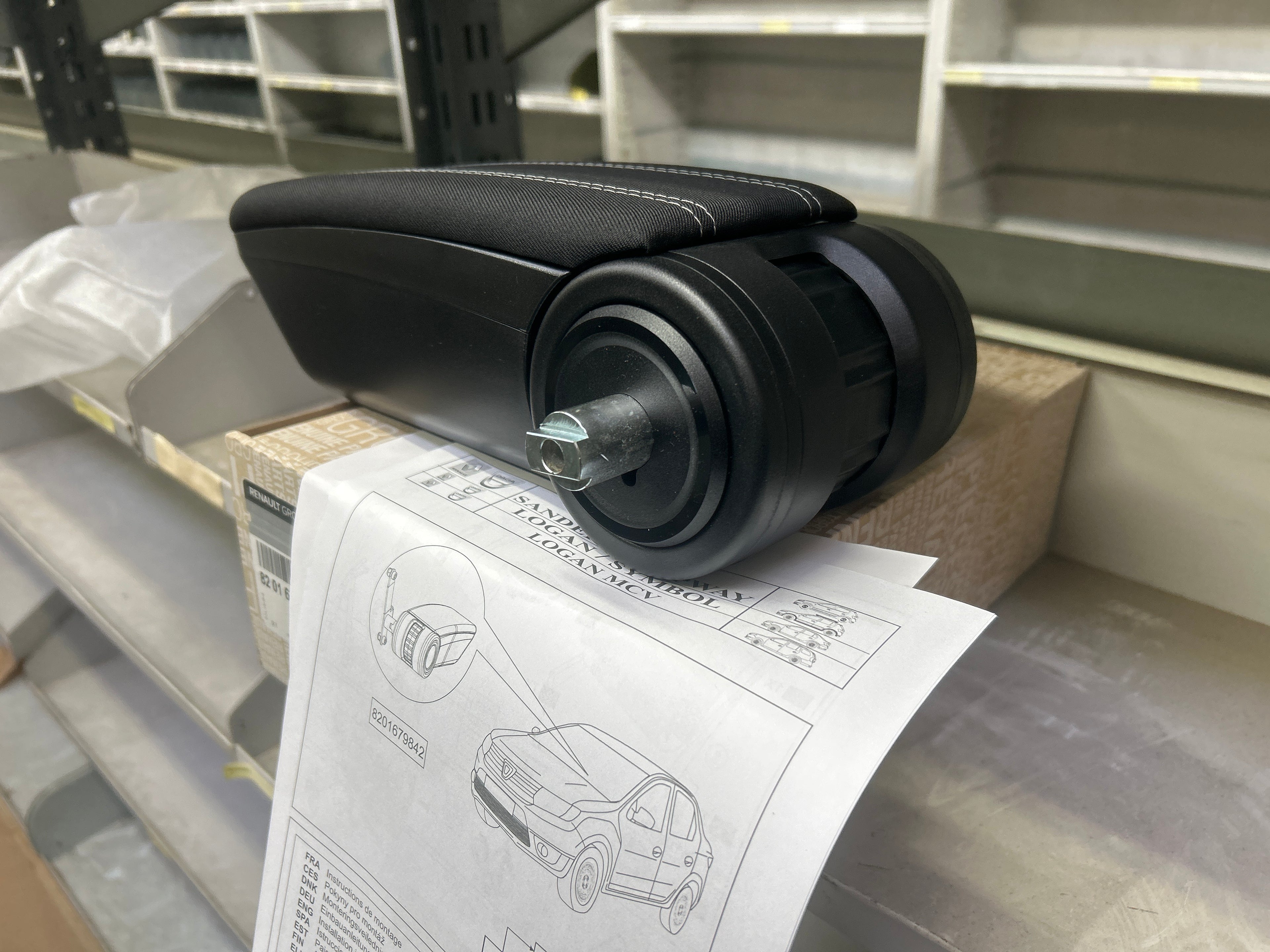 8201679842: bracciolo Dacia Sandero2