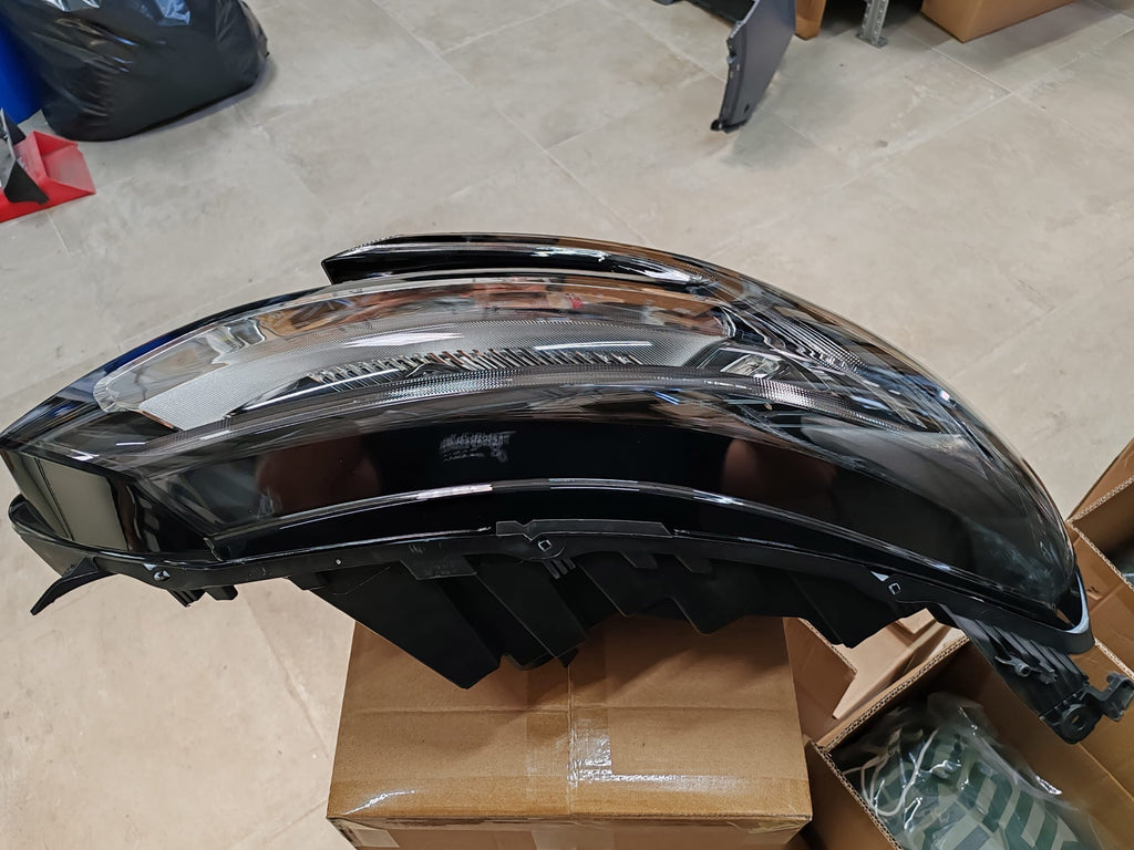 Fanale anteriore destro Renault Megane 4: 260106126R - 260109670R