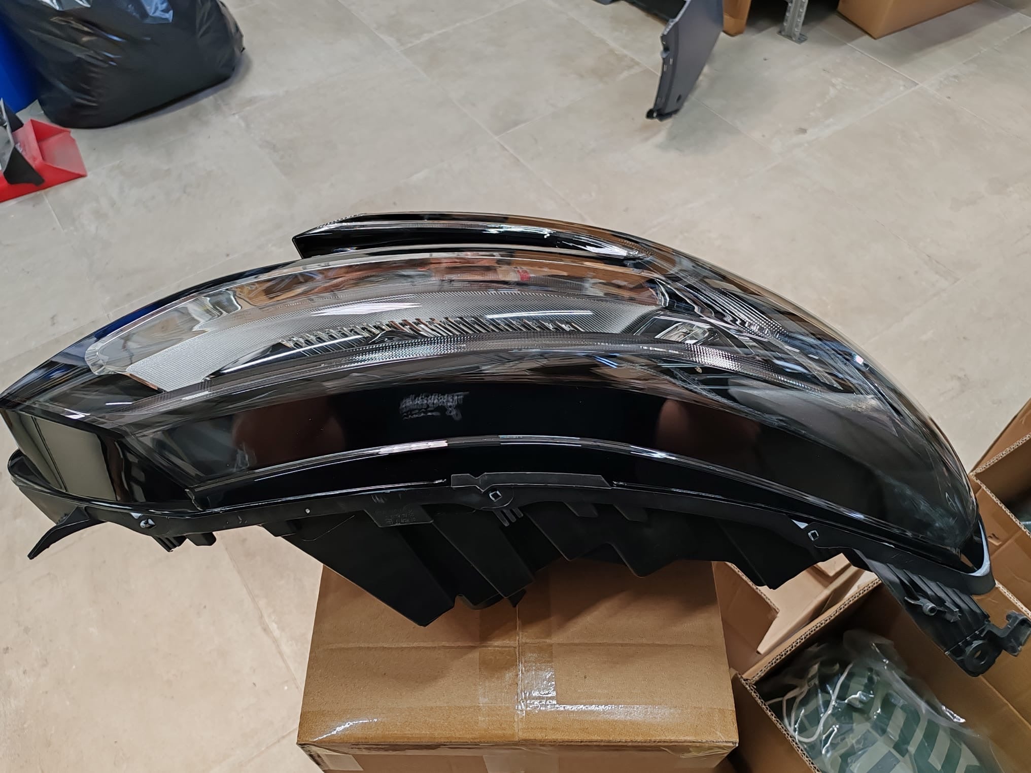 Fanale anteriore destro Renault Megane 4: 260106126R - 260109670R