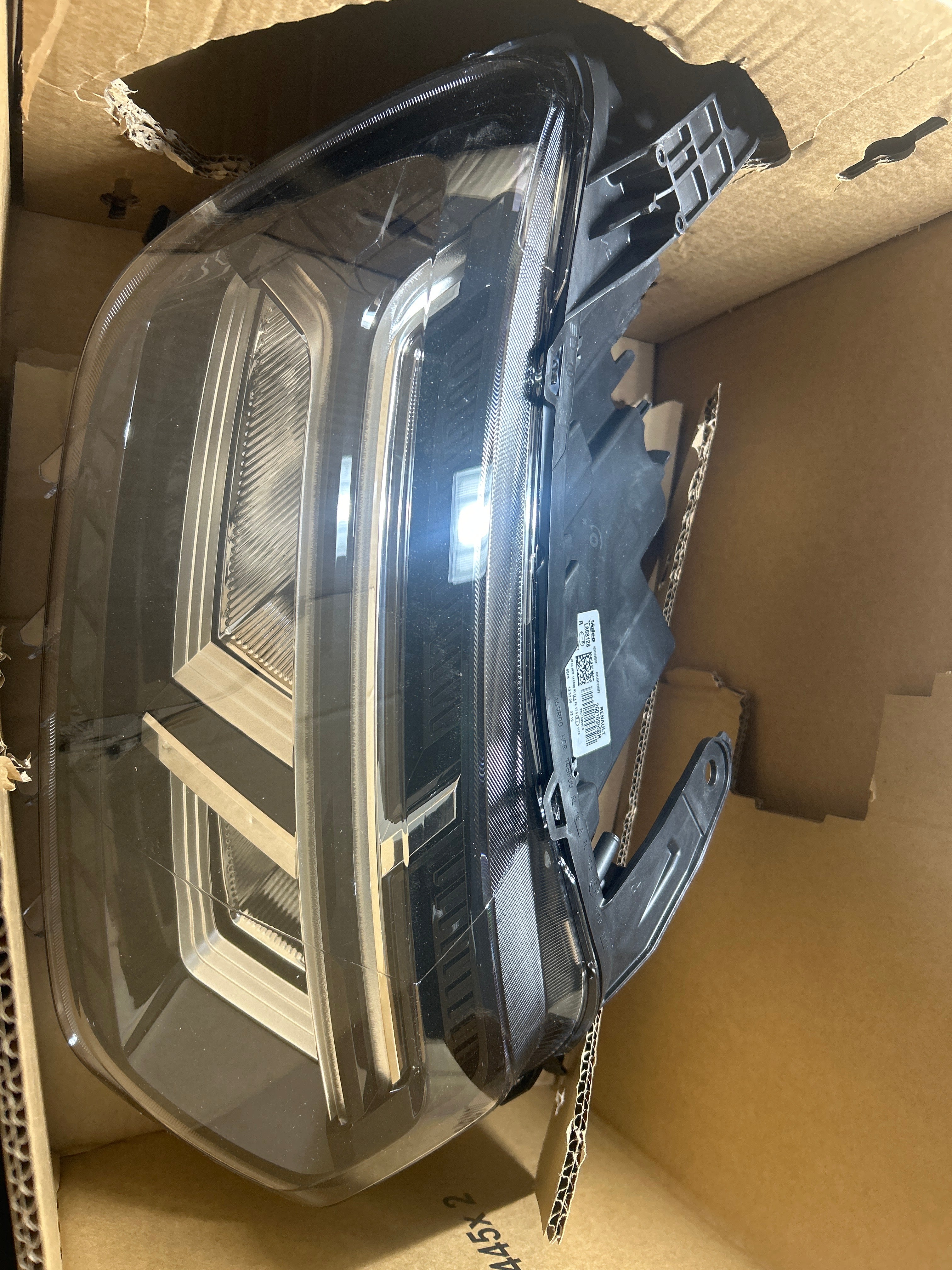 Faro anteriore destro Dacia Duster 2: 260109550R