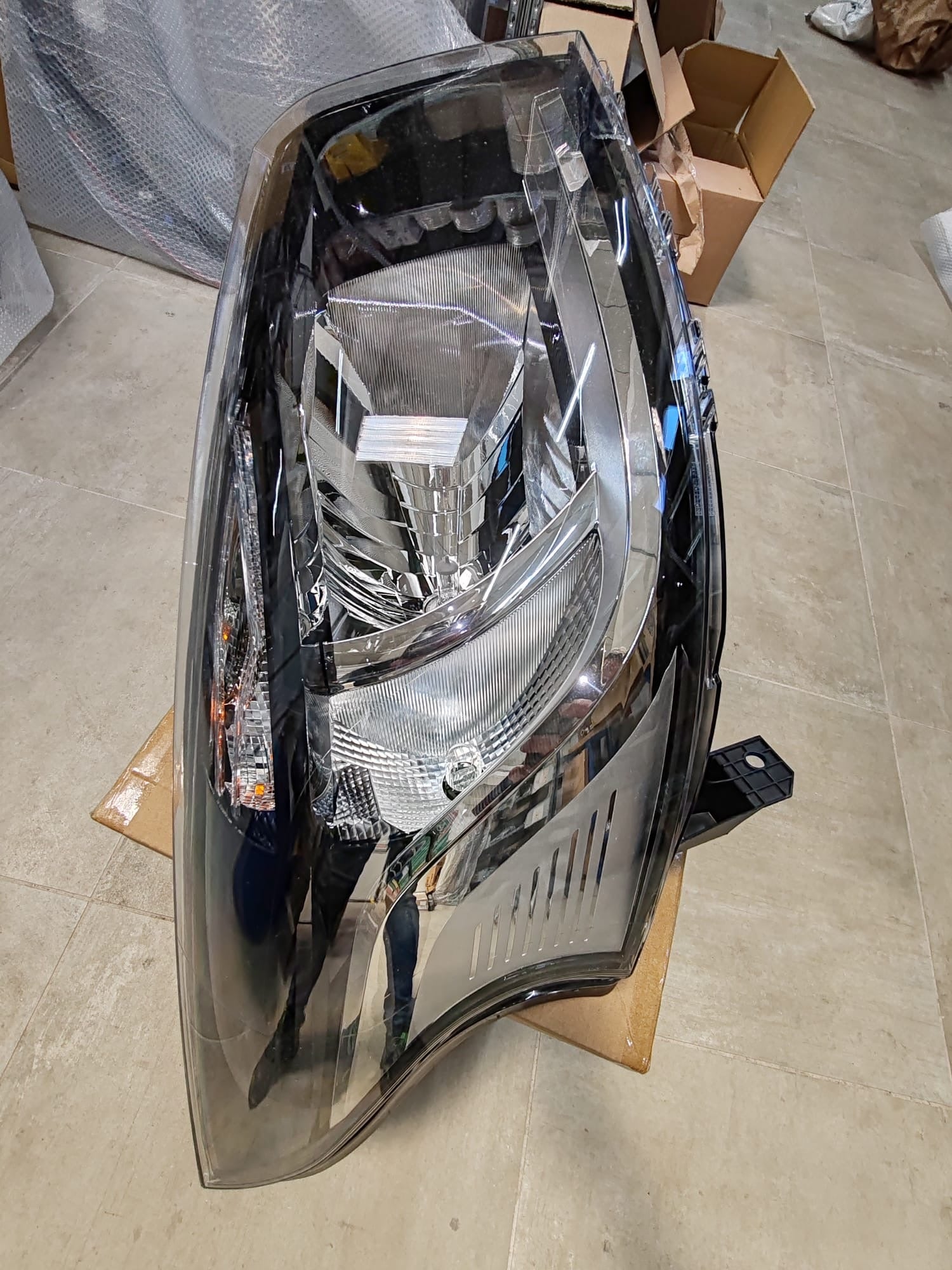Faro anteriore destro Renault Trafic 3: 260101161R