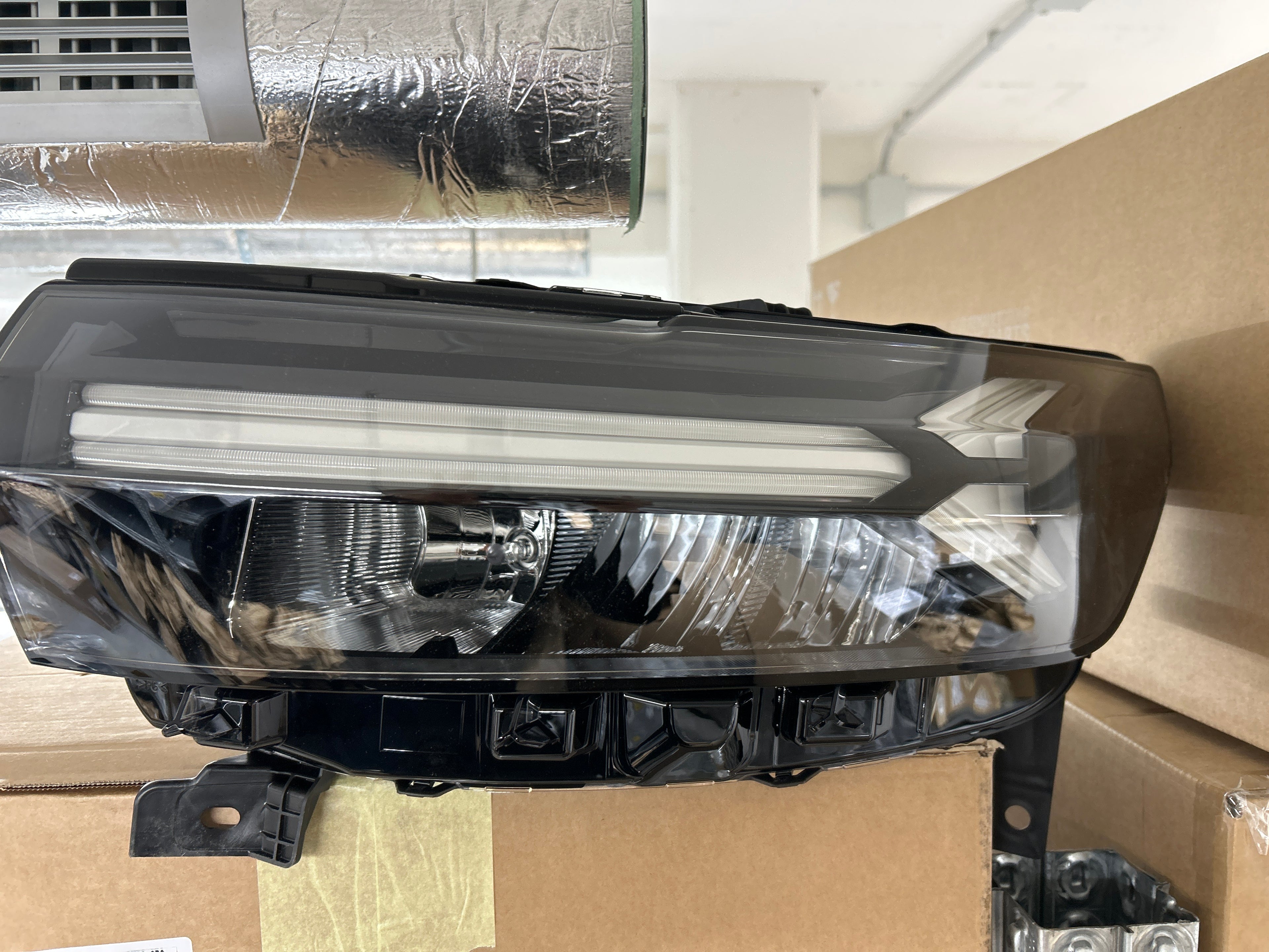Faro anteriore sinistro Dacia Duster 3: 260603515R