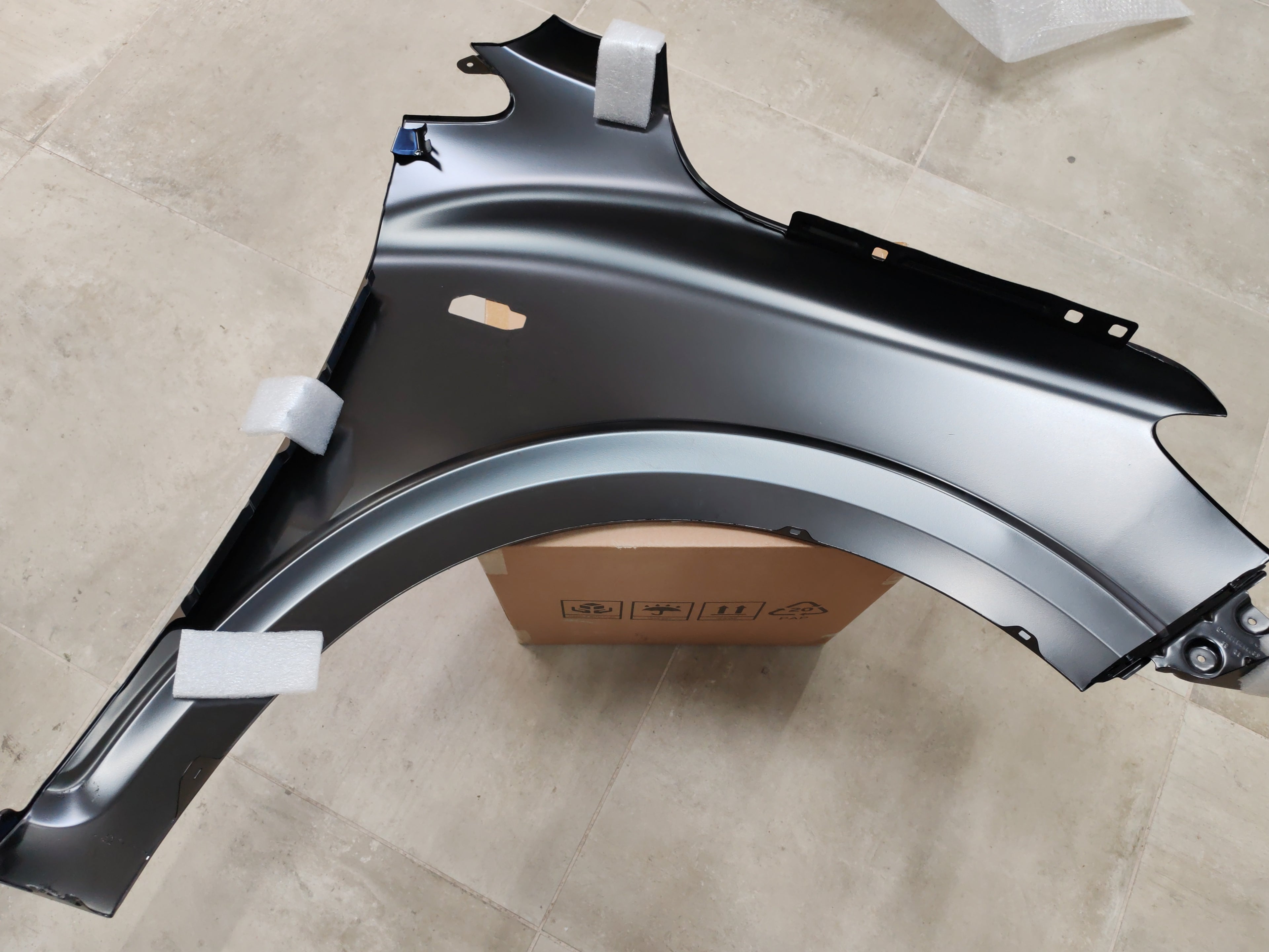 Parafango anteriore sinistro Dacia Sandero Stepway: 631012079R