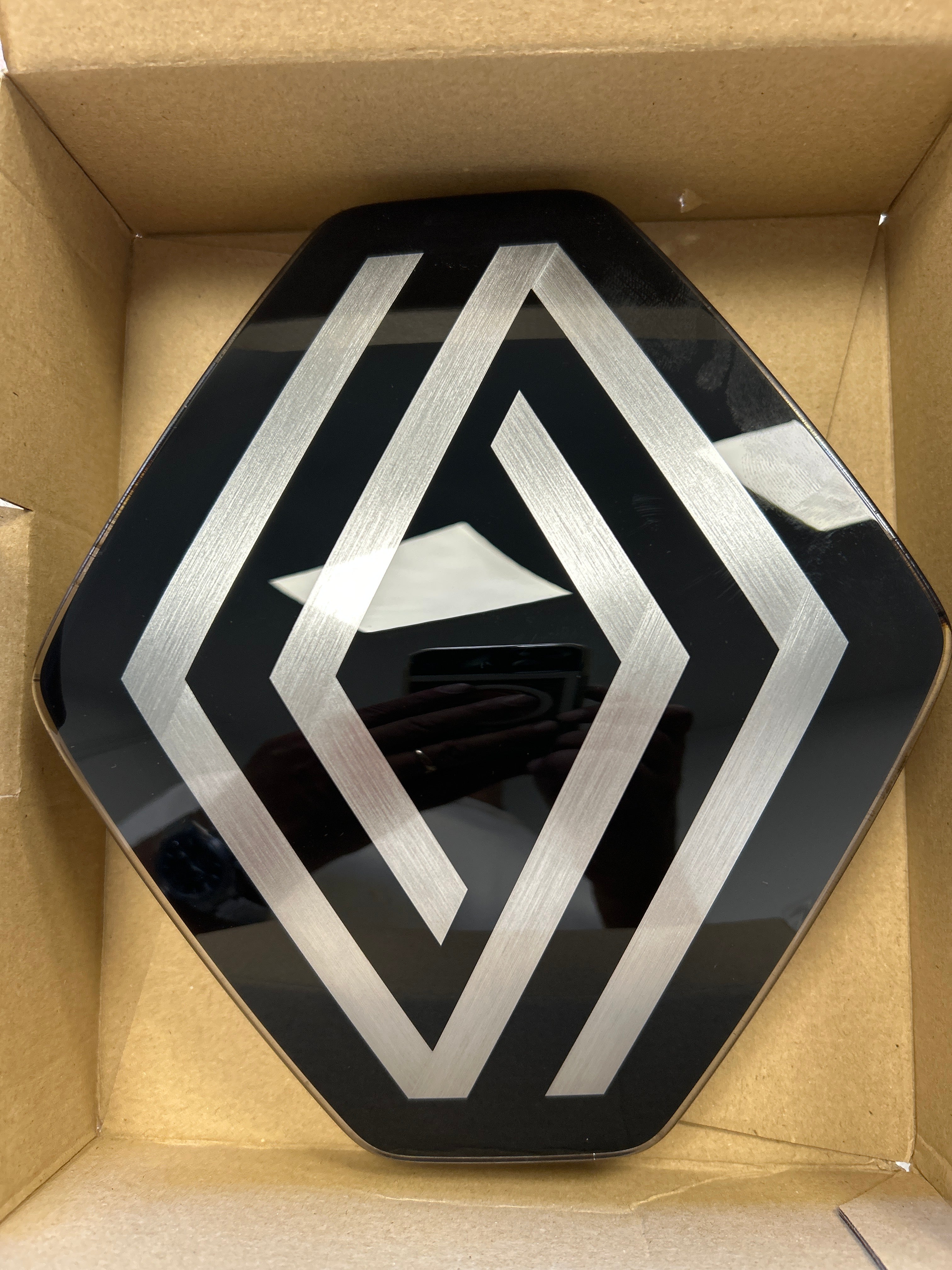 Stemma emblema anteriore Renault Austral: 628908315R